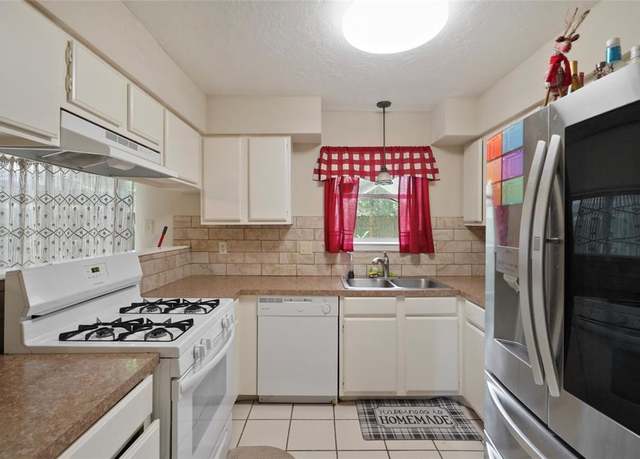 Property at 33 Coralberry Rd, The Woodlands, TX 77381, 4 beds, 2.5 baths