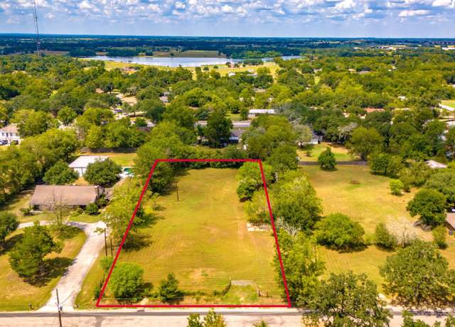 Property at 1519 E Morris St, Madisonville, TX 77864