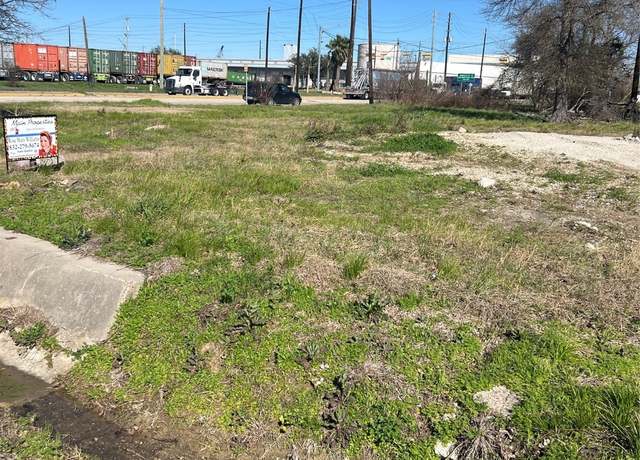 Property at 626 N 1st St, La Porte, TX 77571