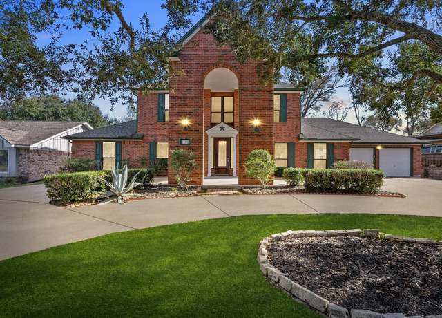 Property at 1400 Oak Hollow Dr, Dickinson, TX 77539, 4 beds, 2.5 baths
