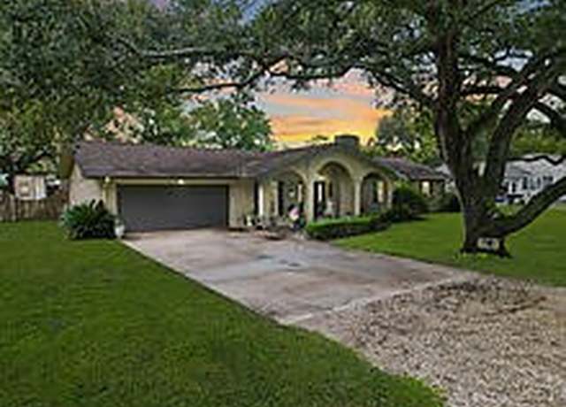 Property at 317 E Elm Ave E, Winnie, TX 77665, 4 beds, 3 baths