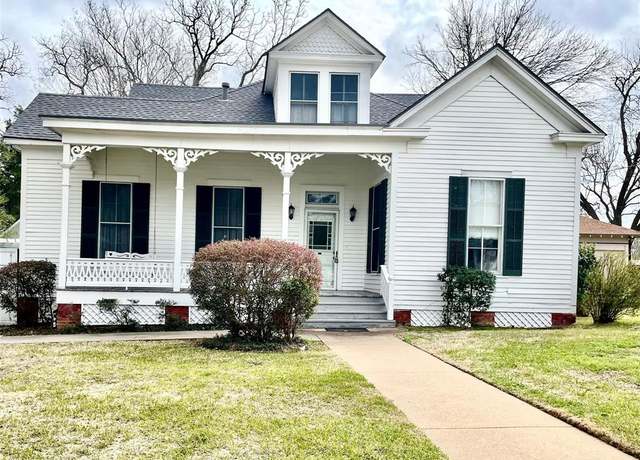 Property at 403 College Ave Ave, Brenham, TX 77833, 4 beds, 3 baths