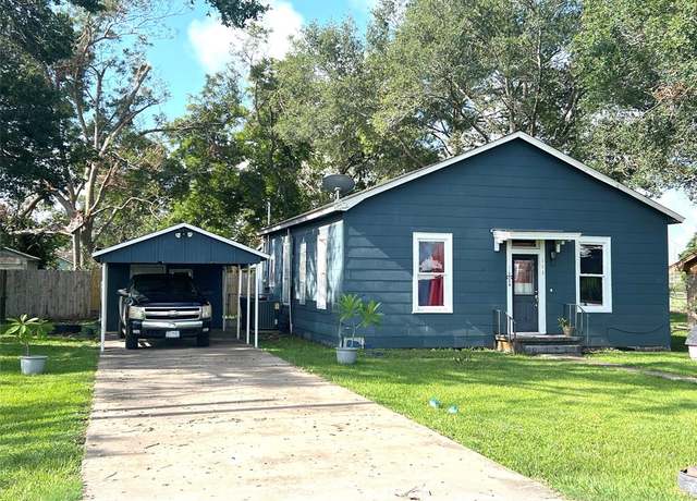 Property at 113 Shimek St, El Campo, TX 77437, 3 beds, 1 bath