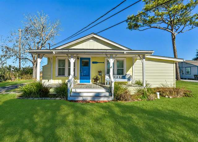 Property at 314 E Bayshore Dr, Palacios, TX 77465, 3 beds, 2 baths