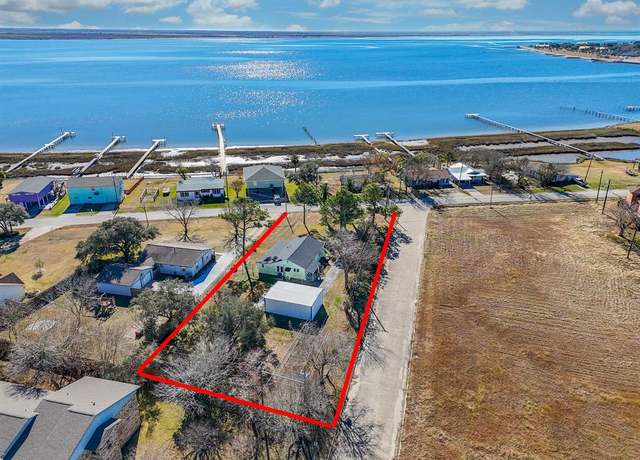 Property at 314 E Bayshore Dr, Palacios, TX 77465, 3 beds, 2 baths