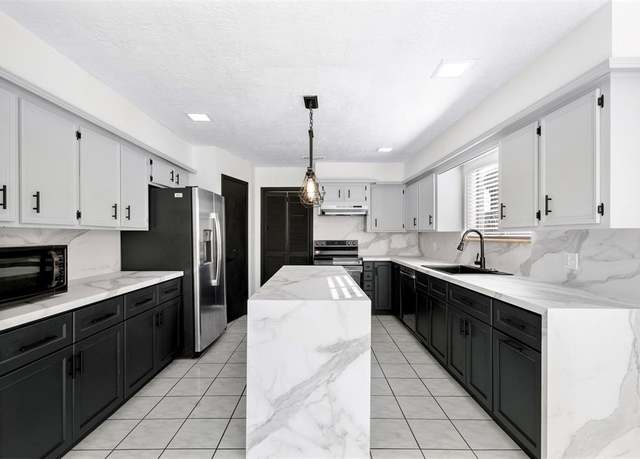 Property at 3809 Trailwood Dr, Baytown, TX 77521, 3 beds, 2.5 baths