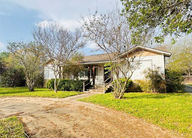 Property at 1019 E Gonzales St, Yoakum, TX 77995, 3 beds, 2 baths
