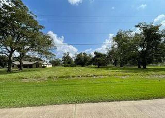 Property at 317 Wagon Wheel Trl, Angleton, TX 77515