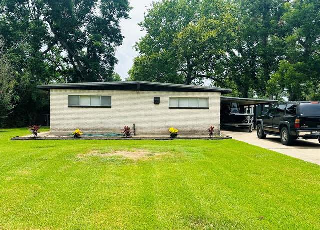 Property at 107 Southern Oaks Dr, Lake Jackson, TX 77566, 3 beds, 2 baths