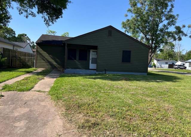 Property at 749 Lorrain St, Angleton, TX 77515, 3 beds, 2 baths