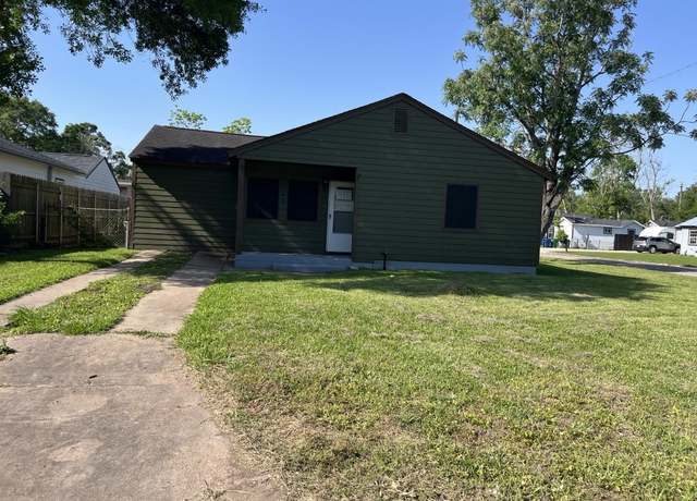 Property at 749 Lorrain St, Angleton, TX 77515, 3 beds, 2 baths