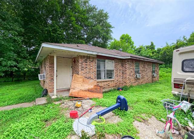 Property at 1135 Lucky St, Liberty, TX 77575, 3 beds, 1 bath