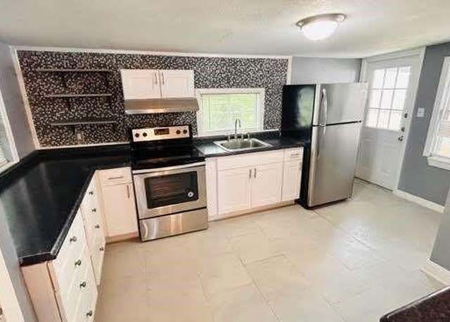 Property at 7110 Stewart St, Hitchcock, TX 77563, 3 beds, 2 baths