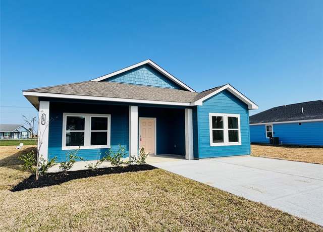 Property at 607 W Bayshore Dr, Palacios, TX 77465, 3 beds, 2 baths