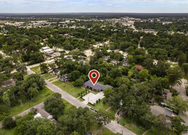 Property at 1403 N Thompson St, Conroe, TX 77301, 2 beds, 2.5 baths