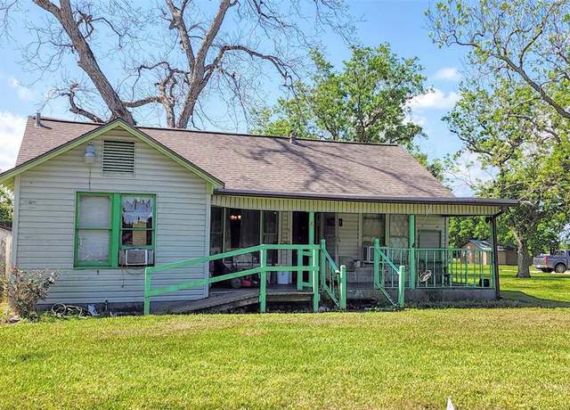 Property at 425 W Brazos Ave, West Columbia, TX 77486, 2 beds, 1 bath
