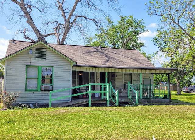 Property at 425 W Brazos Ave, West Columbia, TX 77486, 2 beds, 1 bath