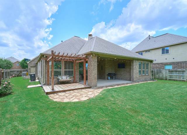 Property at 8422 Horsepen Bend Dr, Conroe, TX 77385, 4 beds, 3.5 baths