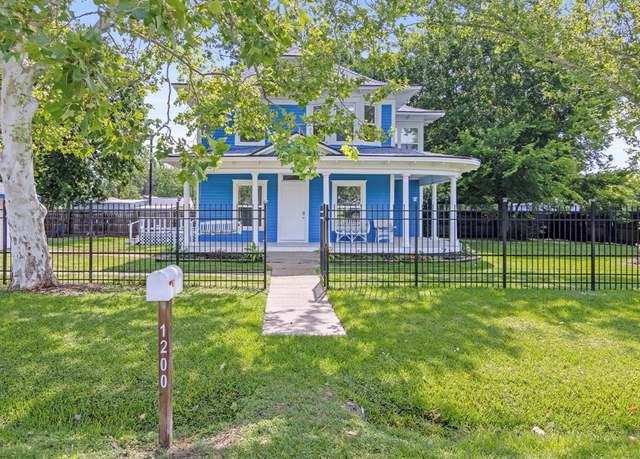 Property at 1200 4th St, Palacios, TX 77465, 3 beds, 2 baths