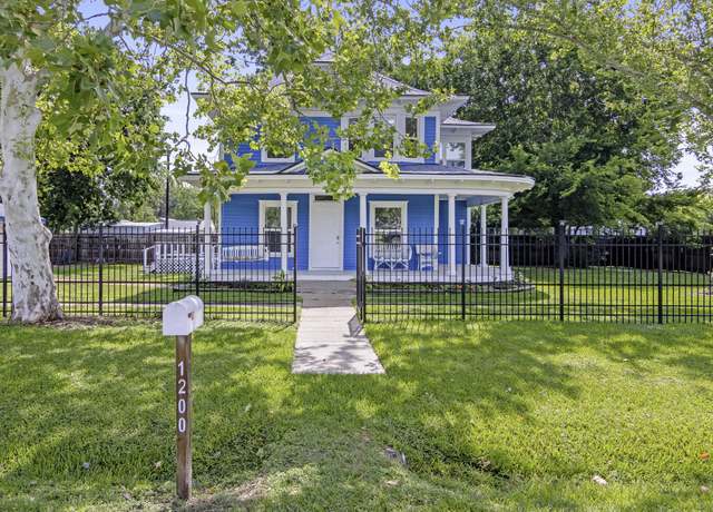 Property at 1200 4th St, Palacios, TX 77465, 3 beds, 2 baths