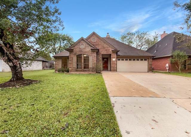 Property at 27 Alexander Ct, Angleton, TX 77515, 3 beds, 2 baths