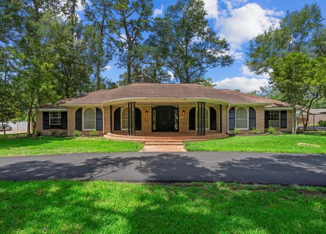 Property at 3 Briarwood Dr, Conroe, TX 77301, 4 beds, 2.5 baths
