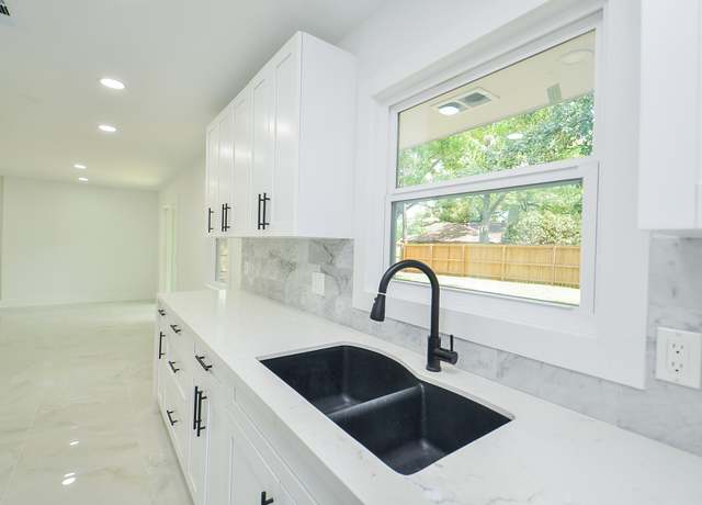 Property at 6107 Kuldell Dr, Houston, TX 77074, 3 beds, 2 baths