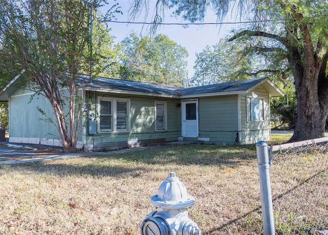 Property at 1343 Hidalgo St, Seguin, TX 78155, 3 beds, 1 bath