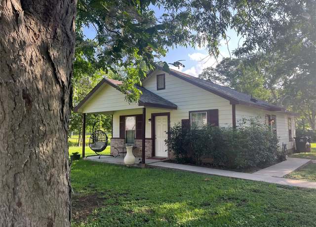 Property at 1131 W Front St, Sealy, TX 77474, 3 beds, 1 bath