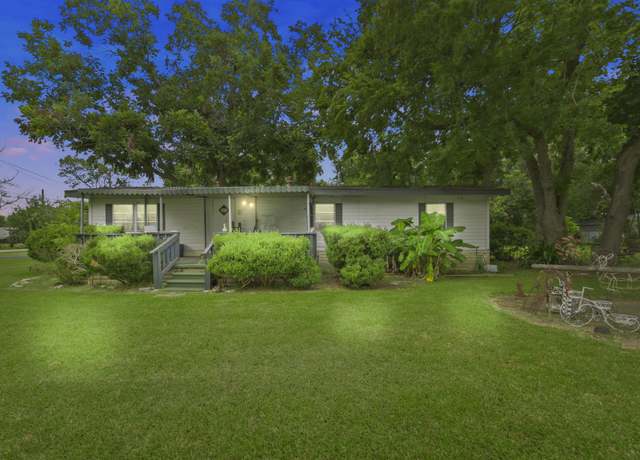 Property at 106 N 3rd St, Highlands, TX 77562, 6 beds, 3.5 baths