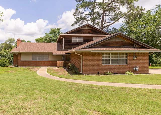 Property at 910 Briar Cliff Dr, Bryan, TX 77802, 4 beds, 2 baths