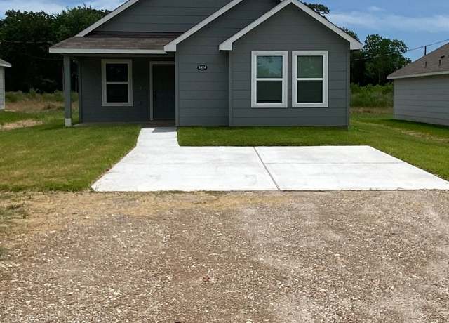 Property at 1424 25th St, Hempstead, TX 77445, 3 beds, 2 baths