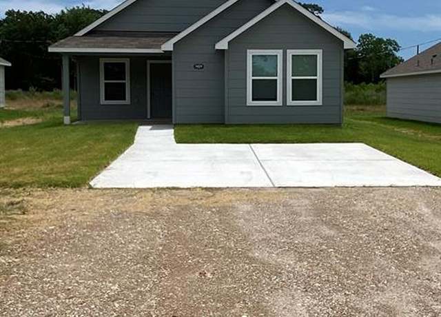 Property at 1424 25th St, Hempstead, TX 77445, 3 beds, 2 baths