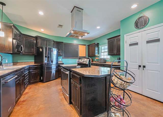 Property at 5396 Duff Rd, Livingston, TX 77351, 3 beds, 2 baths