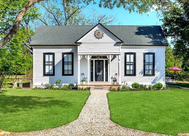 Property at 928 E State Highway 237, Fayetteville, TX 78940, 4 beds, 4 baths