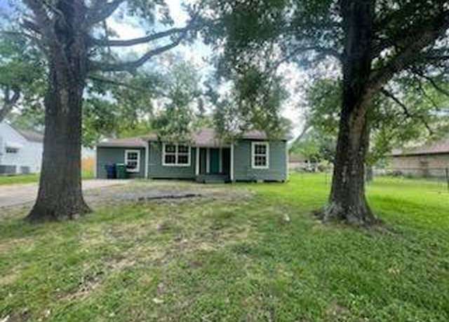 Property at 1006 N Valderas St, Angleton, TX 77515, 4 beds, 2 baths