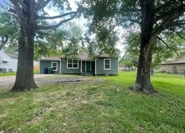 Property at 1006 N Valderas St, Angleton, TX 77515, 4 beds, 2 baths