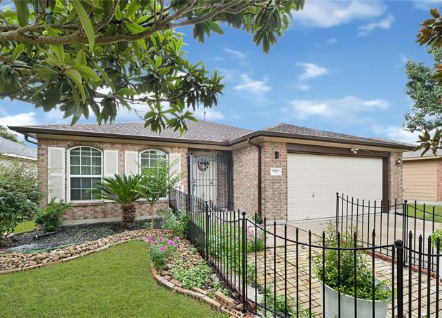 Property at 9519 Summer Laurel Ln, Houston, TX 77088, 3 beds, 2 baths