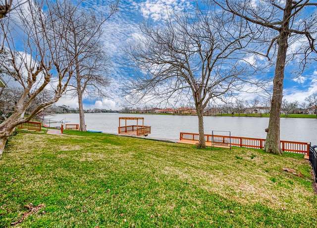 Property at 414 Lakeview Dr, Sugar Land, TX 77498, 3 beds, 2 baths