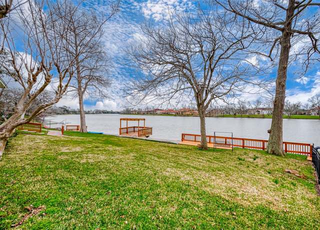 Property at 414 Lakeview Dr, Sugar Land, TX 77498, 3 beds, 2 baths
