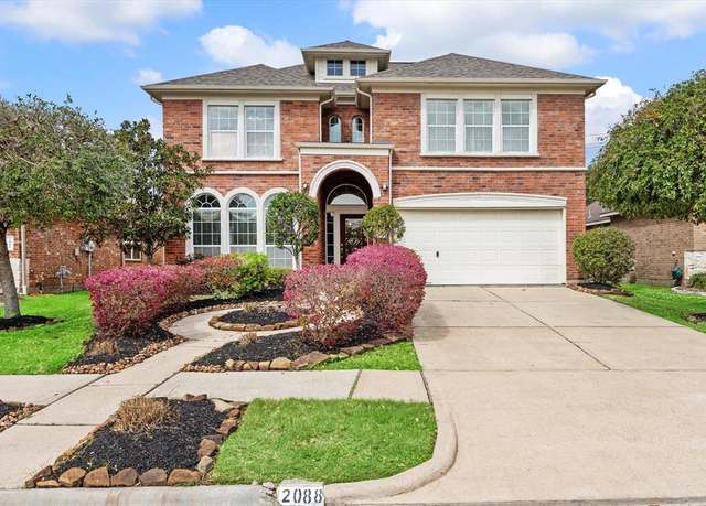 Property at 2088 Silverthorn Ln, Kemah, TX 77565, 5 beds, 3.5 baths