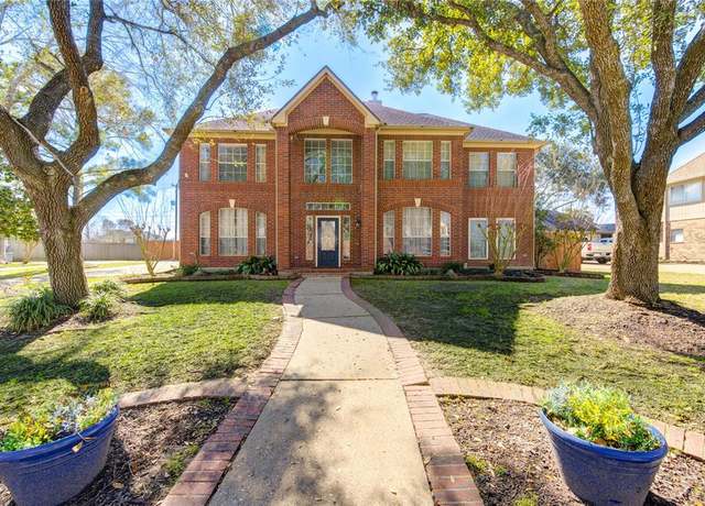Property at 1016 Applewood Dr, Friendswood, TX 77546, 5 beds, 3.5 baths