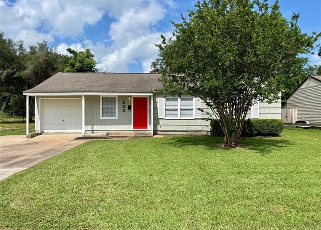 Property at 225 Laurel St, Lake Jackson, TX 77566, 3 beds, 1 bath