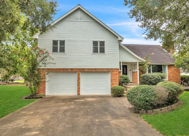 Property at 108 Woodland Rd, Lake Jackson, TX 77566, 3 beds, 2.5 baths