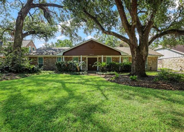 Property at 1211 Shorewood Dr, Seabrook, TX 77586, 4 beds, 2 baths