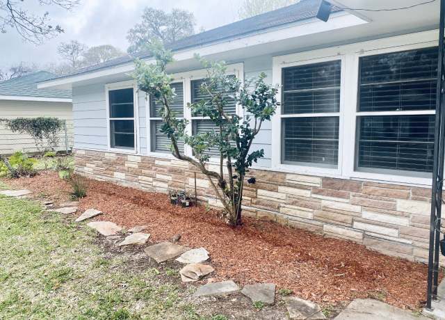 Property at 910 Magnolia St, Lake Jackson, TX 77566, 3 beds, 1 bath