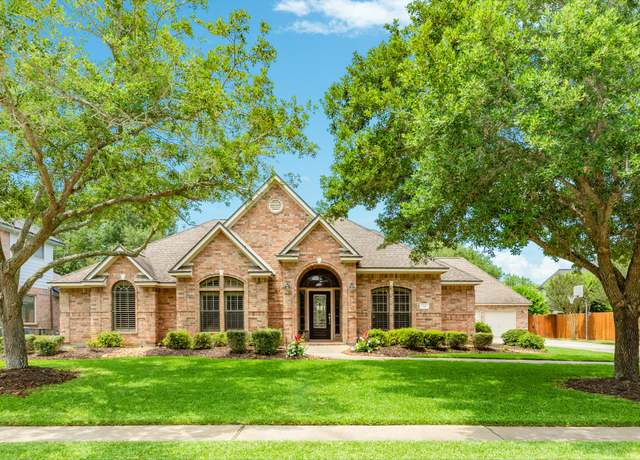 Property at 54 Scotch Pine Ct, Lake Jackson, TX 77566, 4 beds, 4 baths