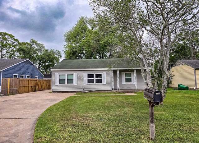 Property at 609 Lorrain St, Angleton, TX 77515, 3 beds, 1 bath