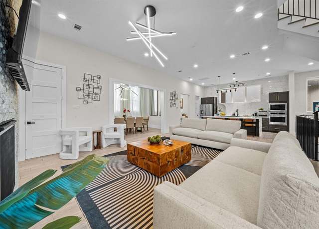 Property at 917 Thompson St, Houston, TX 77007, 3 beds, 3.5 baths