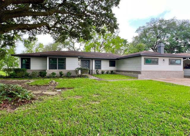 Property at 608 Evans St, Angleton, TX 77515, 4 beds, 2.5 baths